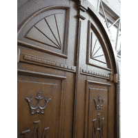 двері в церкву арочні