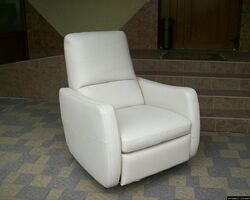 Нове шкіряне крісло-реклайнер Softaly (4407)