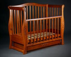 Дитяче ліжечко-диванчик з різьбленням горіх Дитяче ліжечко-диванчик з різьбленням горіх