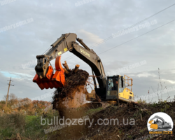Зміцнення берегової лінії екскаватором та бульдозером Зміцнення берегової лінії екскаватором та бульдозером