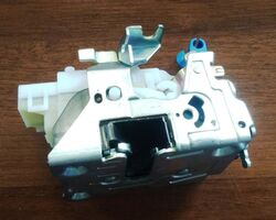 Замок боковой правой сдвижной двери электрический Renault Kangoo (1997-2007) 8200051733,05.0149,ATT5050149,FT95114,6060ZC4 Замок боковой правой сдвижной двери электрический Renault Kangoo (1997-2007) 8200051733,05.0149,ATT5050149,FT95114,6060ZC4