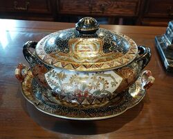 Фарфорова цукерниця з кришкою + піднос- фруктівниця (5608) Фарфорова цукерниця з кришкою + піднос- фруктівниця (5608)