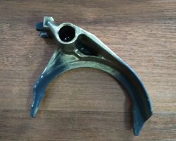 Вилка включения 1-2 передачи ME Fiat Scudo 220 (1995-2004) 1.9D/TD 9605518180,9607729688,254635 Вилка включения 1-2 передачи ME Fiat Scudo 220 (1995-2004) 1.9D/TD 9605518180,9607729688,254635