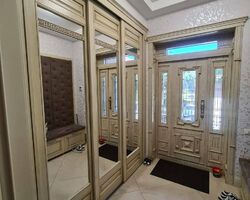 Вхідні двері з фрамугою в будинок чи котедж Вхідні двері з фрамугою в будинок чи котедж