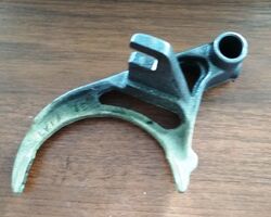 Вилка включения 1-2 передачи Fiat Doblo (2005-2009) 1.3/1.9MJtd 55241768,46820993,46820992,255384,255386,MH12601 Вилка включения 1-2 передачи Fiat Doblo (2005-2009) 1.3/1.9MJtd 55241768,46820993,46820992,255384,255386,MH12601