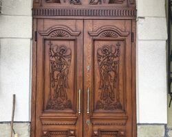 двері в церкву дубові
