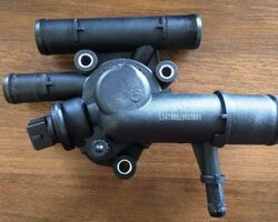 Корпус термостата (термостат) Nissan Interstar (2003-2010) 1.9dci 1106100Q0C,1106100QAB,4432983,93198017,8200674369,8200074349,VAL820556,FE24157 Корпус термостата (термостат) Nissan Interstar (2003-2010) 1.9dci 1106100Q0C,1106100QAB,4432983,93198017,8200674369,8200074349,VAL820556,FE24157