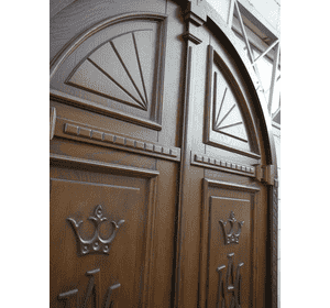двері в церкву арочні