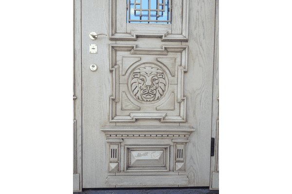 лев на вхідних дверях - LvivMarket.net